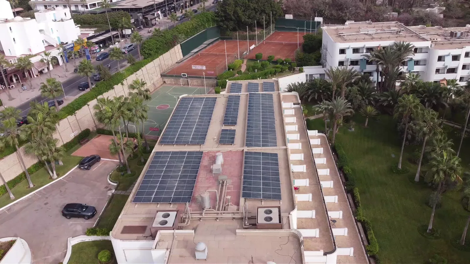 Vue drone d’une installation photovoltaïque hôtelière à Agadir